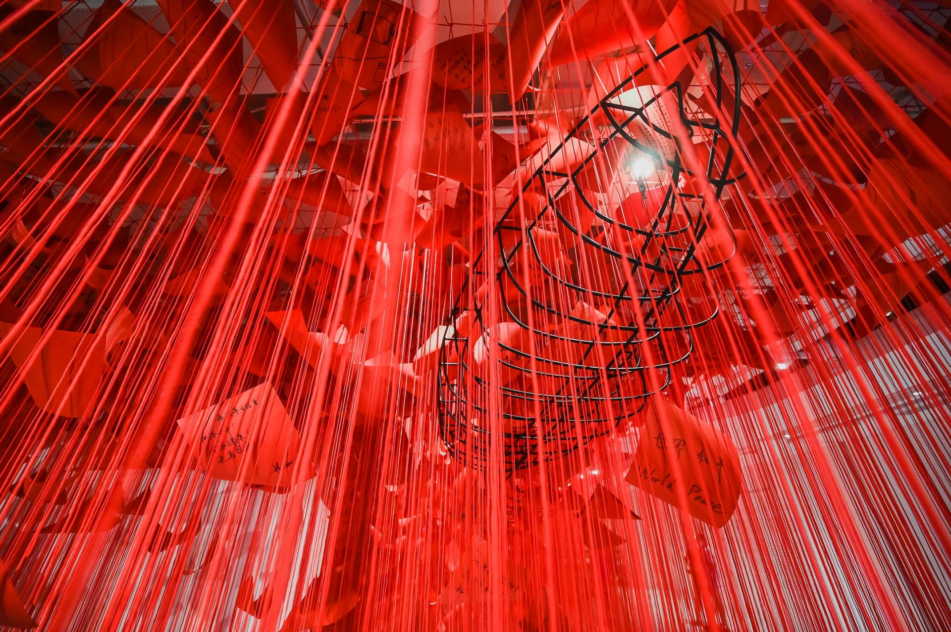 SHANGHAI. L'artiste japonaise Chiharu Shiota, K11 Shanghai