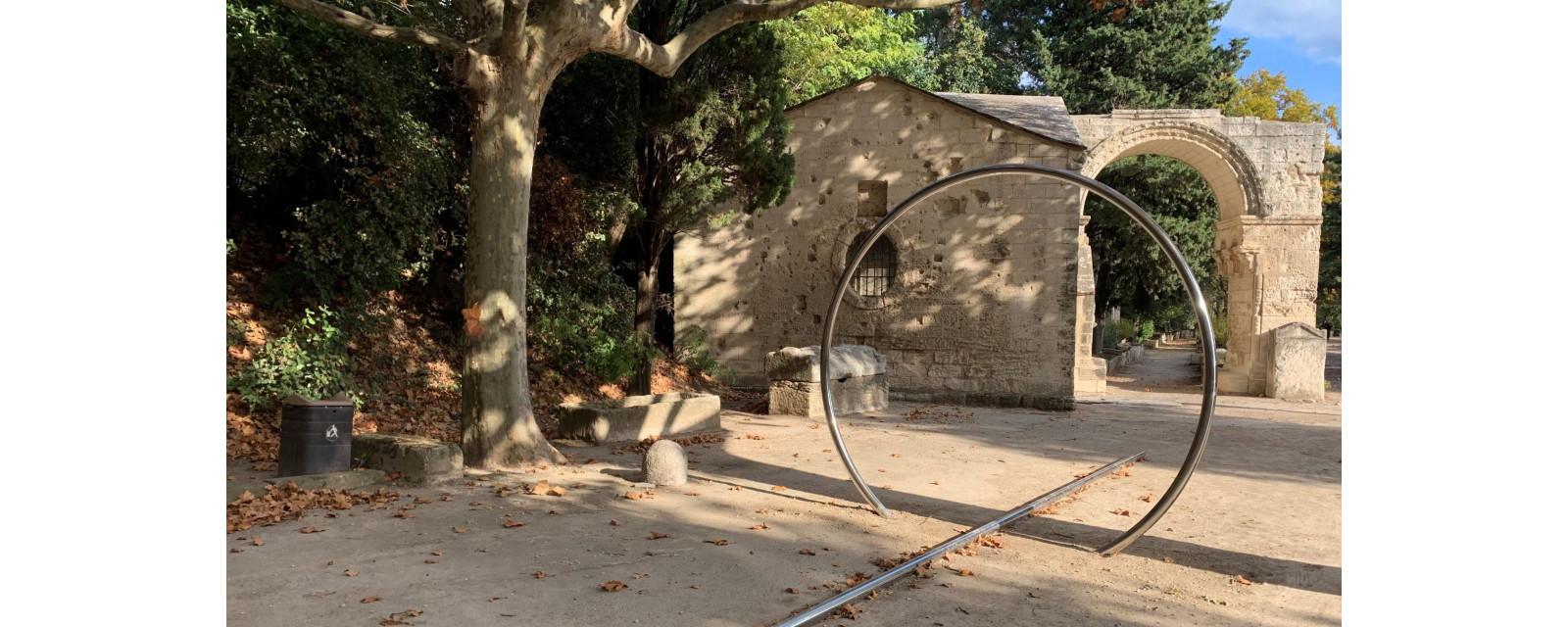 ARLES. L'artiste coréen Lee Ufan. Alyscamps