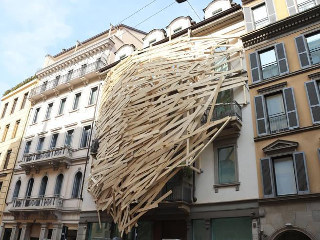 MILAN. L'artiste japonais Tadashi Kawamata. Galleria Building